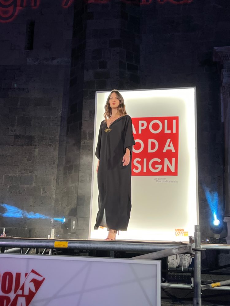 Quelques moments du défilé de mode d'EVALab à Napoli Moda Design, dans le cadre du Maschio Angioino, le 10 juin 2023.